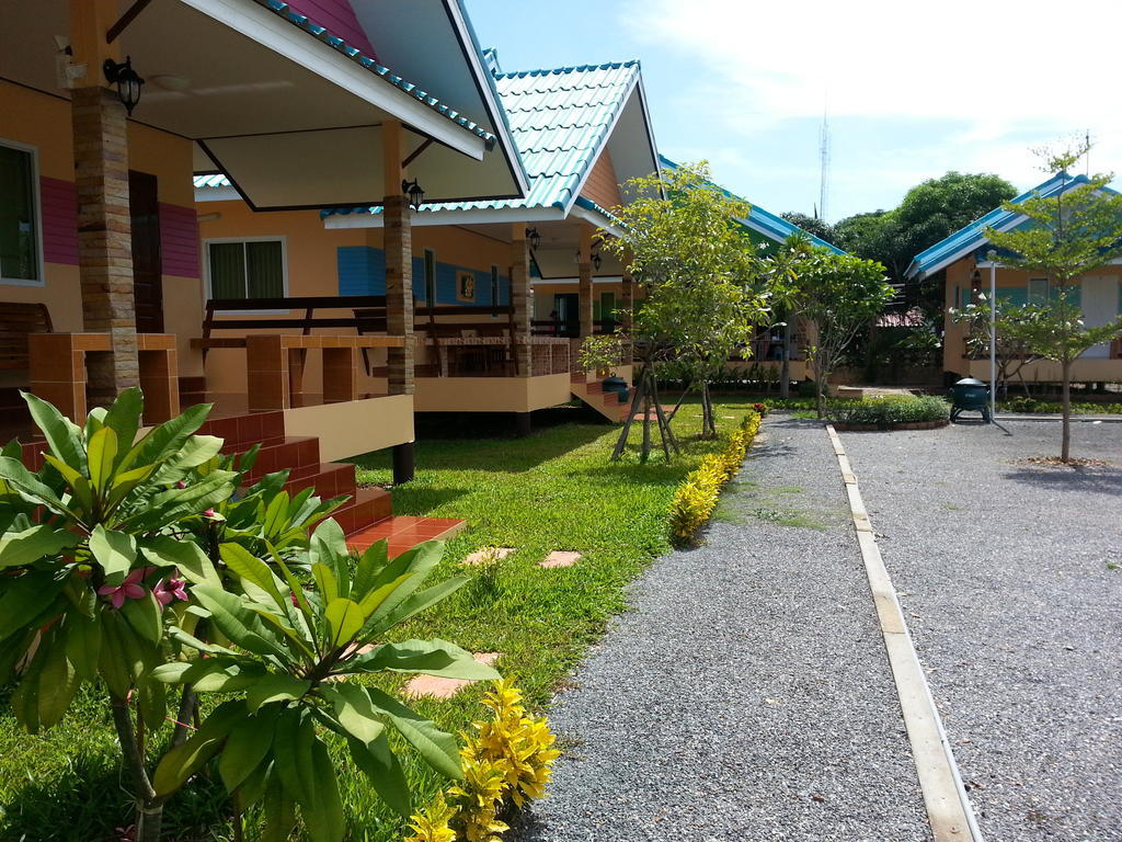 Sangtong Beach Resort Laem Sing Exterior photo