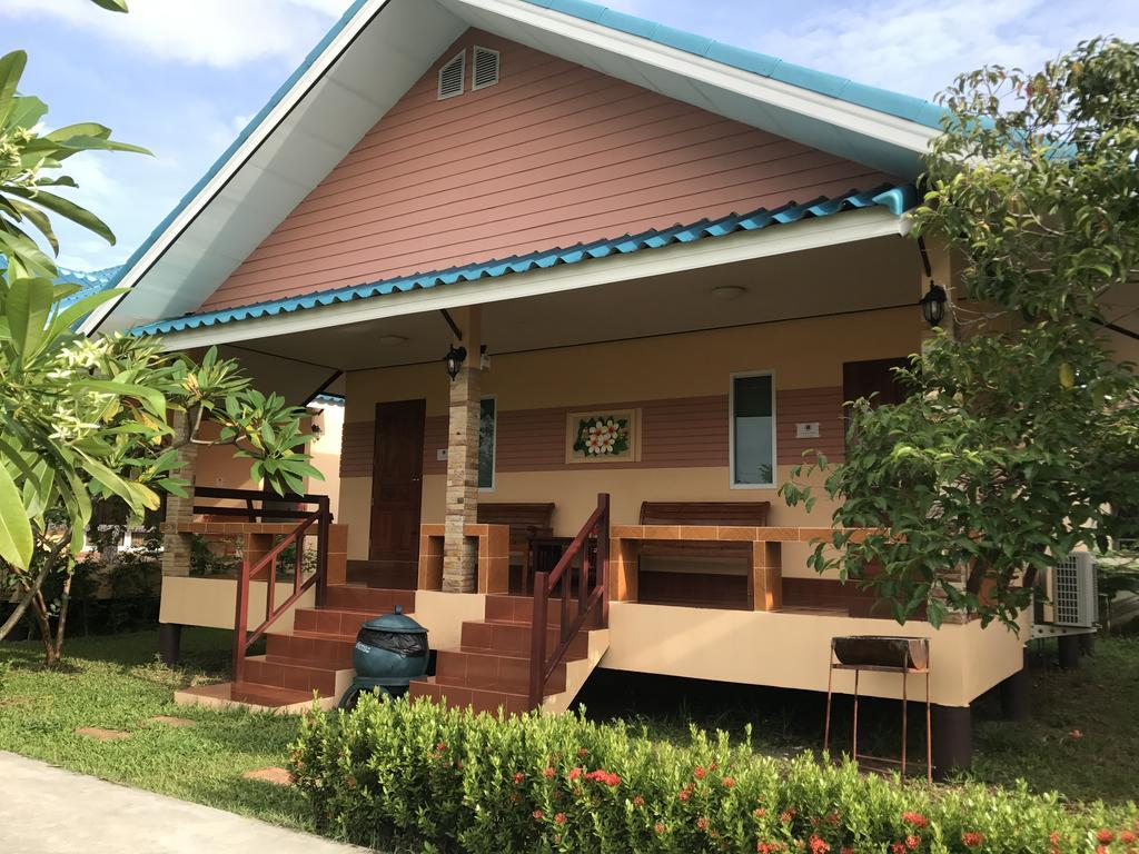 Sangtong Beach Resort Laem Sing Exterior photo