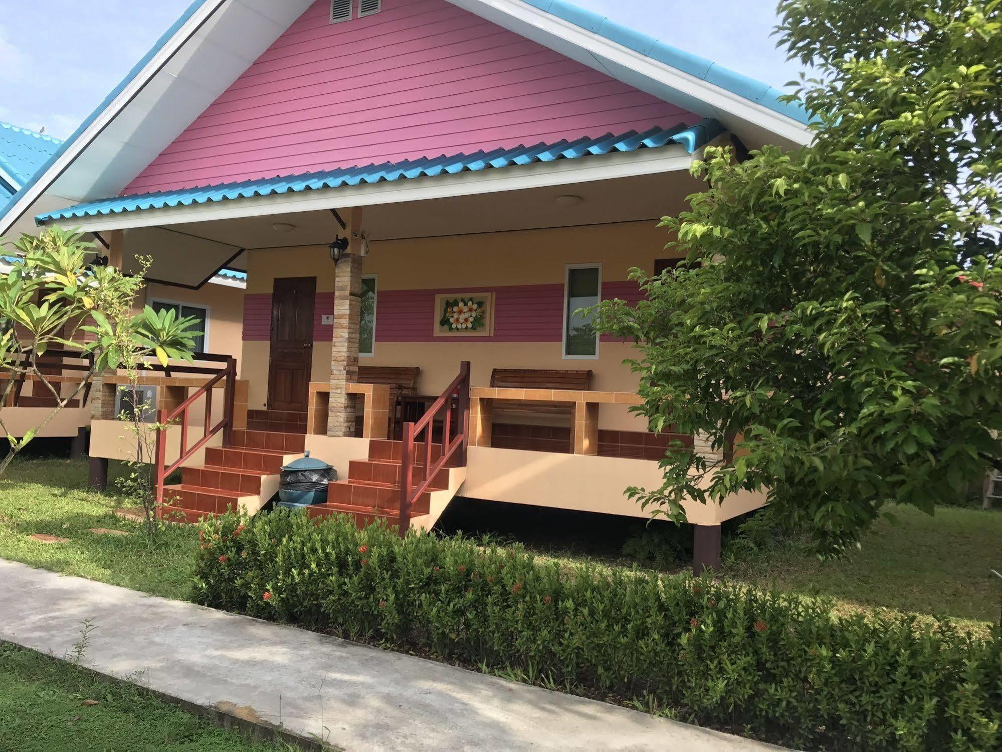 Sangtong Beach Resort Laem Sing Exterior photo
