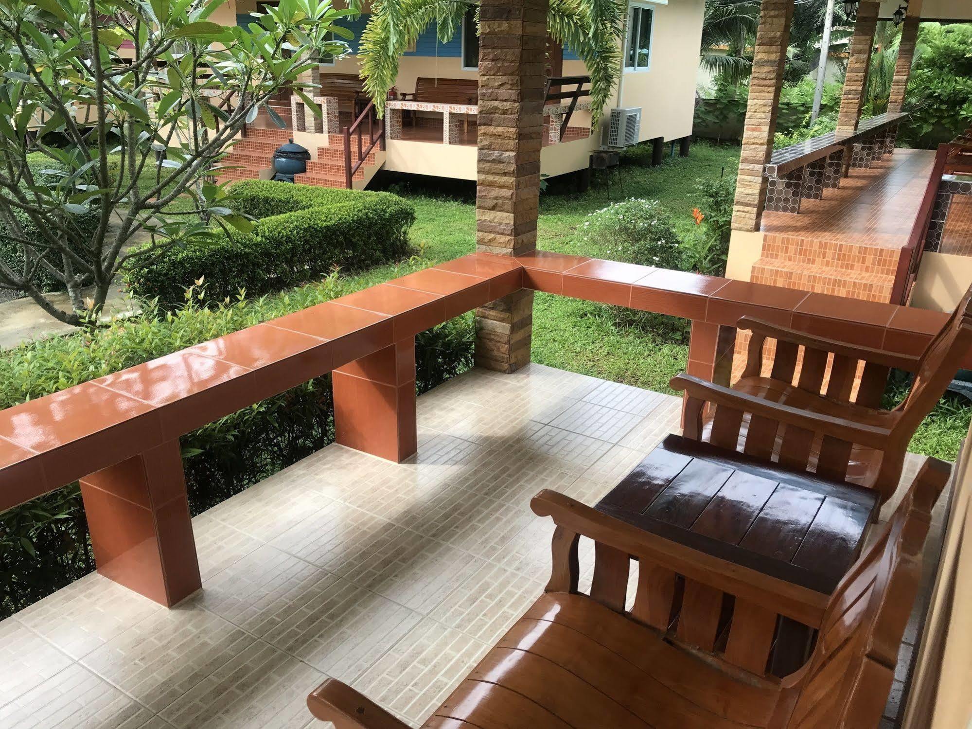 Sangtong Beach Resort Laem Sing Exterior photo
