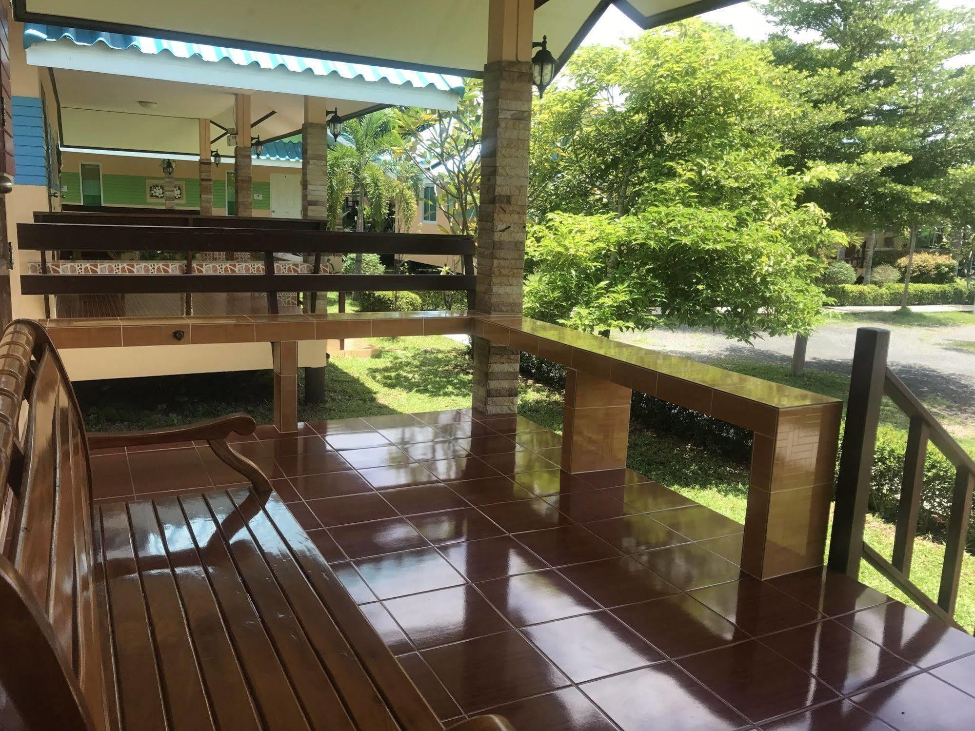 Sangtong Beach Resort Laem Sing Exterior photo