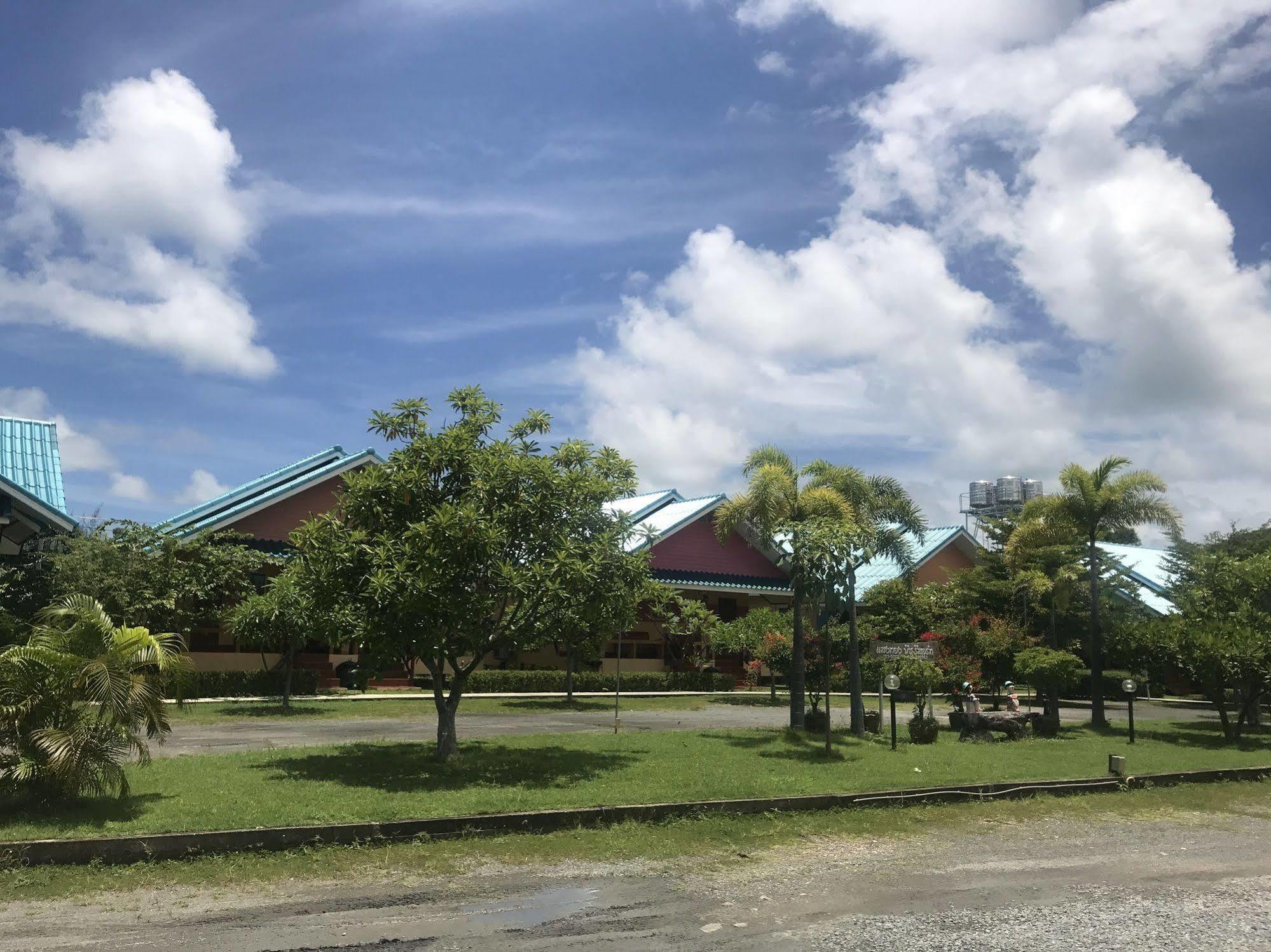 Sangtong Beach Resort Laem Sing Exterior photo